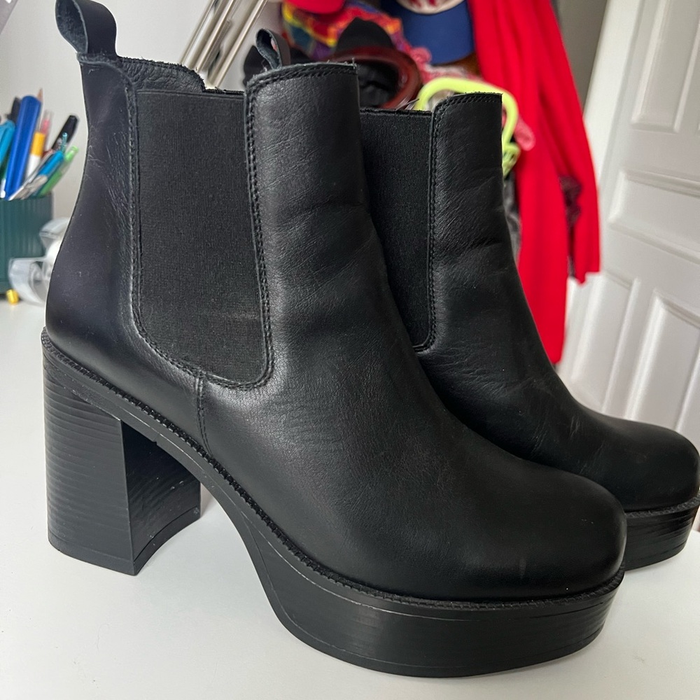 L'INTERVALLE Black platform Boots